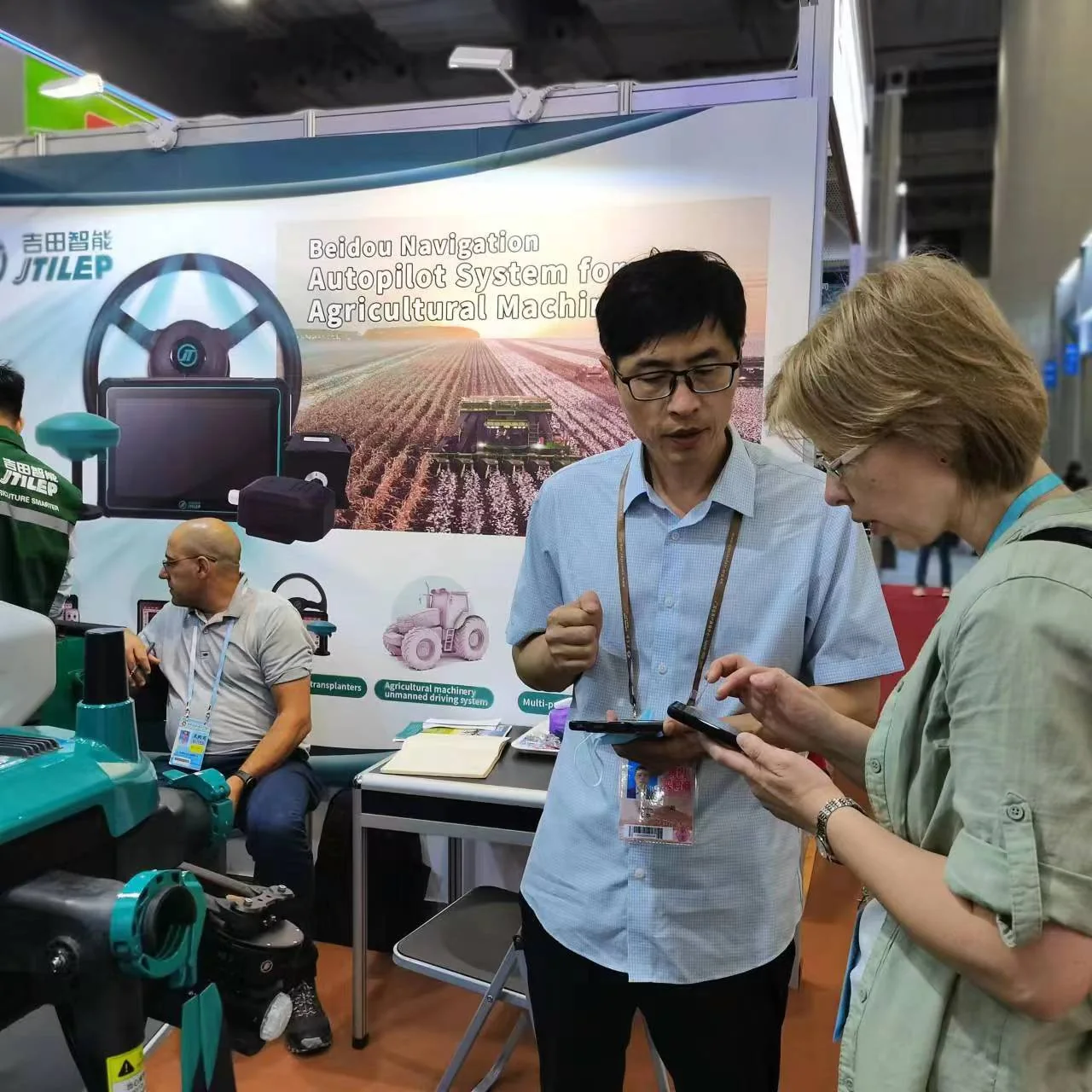 Overseas visitor handling Jitian Intelligent equipment at an agricultural trade fair
