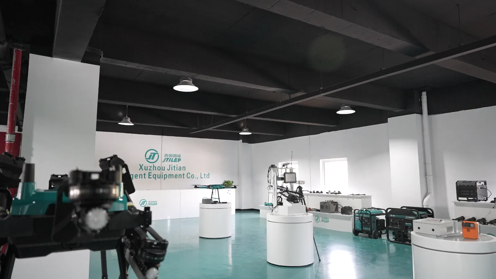 Drones agrícolas en exposición en la sala de muestras de JTILEP