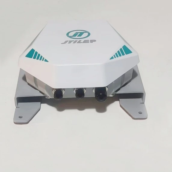 HD818 GNSS receiver unit with antenna ports and mounting bracket