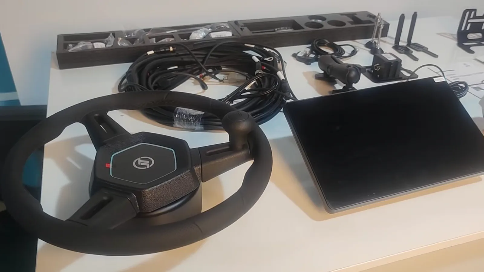 Комплект HD818: рулевое колесо, планшет и жгут проводки на столе