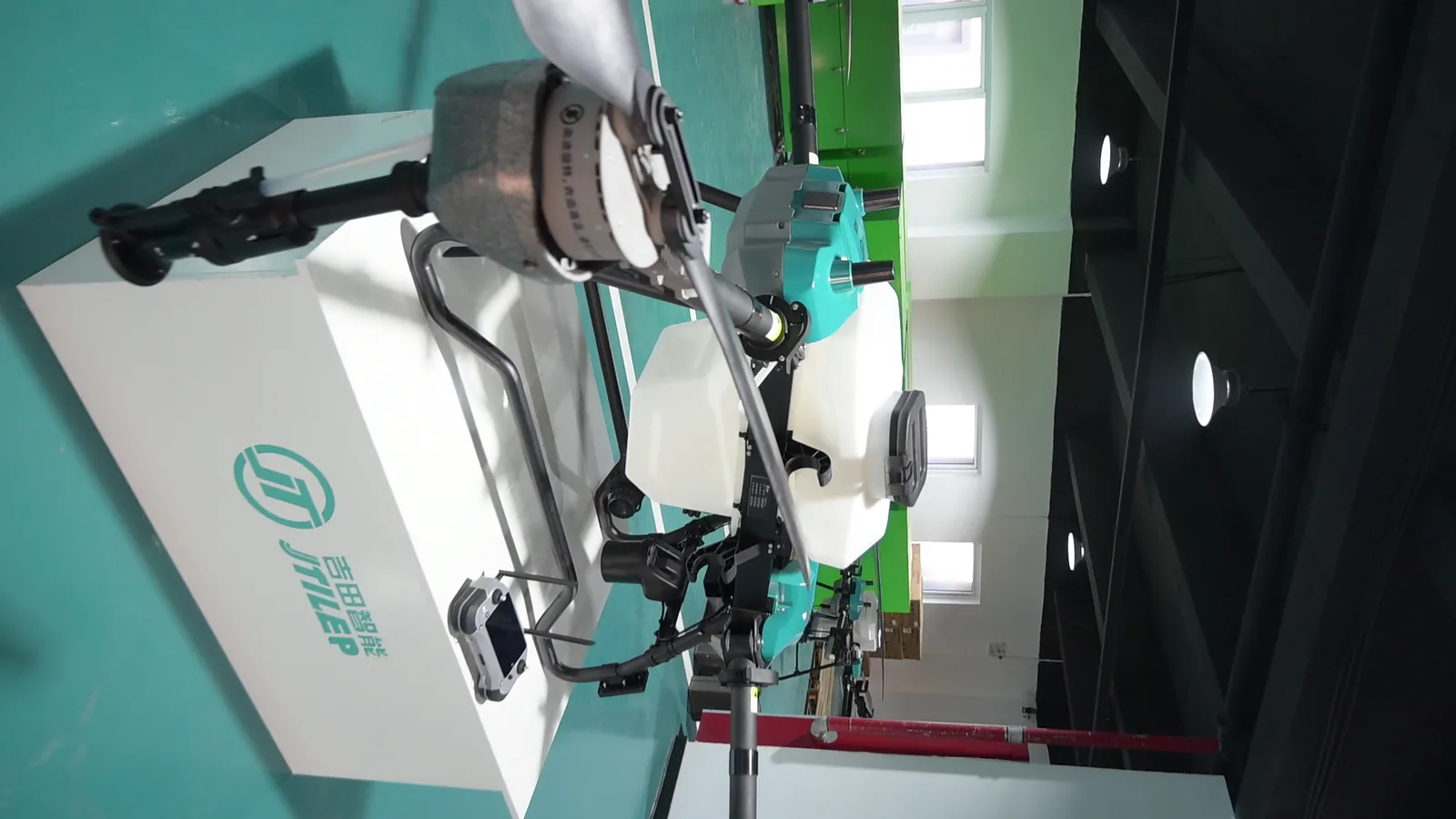 Drone de pulverização JT-80 em vista lateral, com tanque e braços visíveis